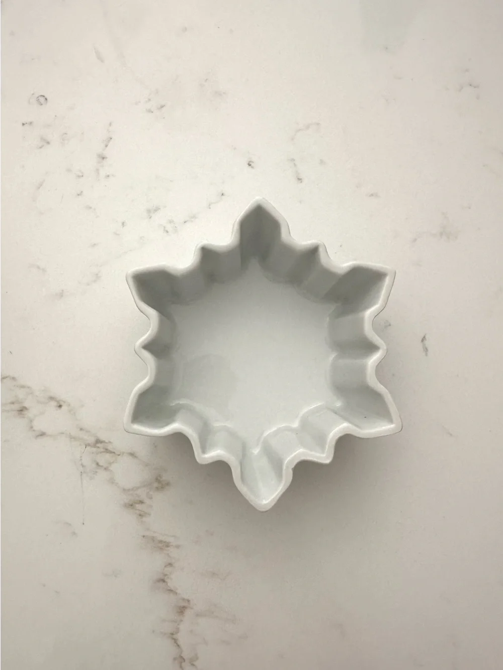 NWT - CRATE & BARREL - White Snowflake Nesting Bowls Christmas Decor